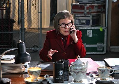 Hetty (Linda Hunt) au téléphone