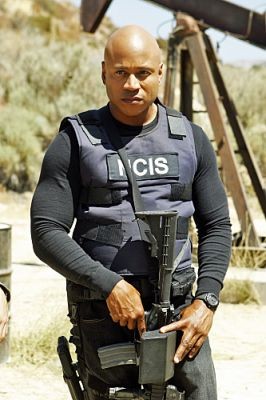 Sam Hanna (LL Cool J) protégé par son gilet et son arme sur le terrain