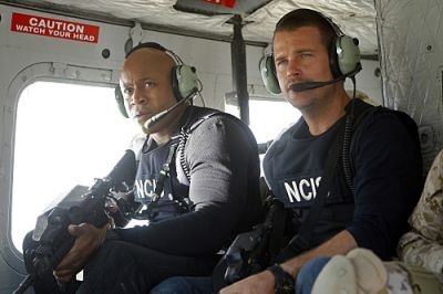 Sam et Callen dans l'hélicoptère