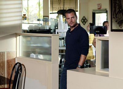 l'agent Callen (Chris O'Donnell) dans une cuisine