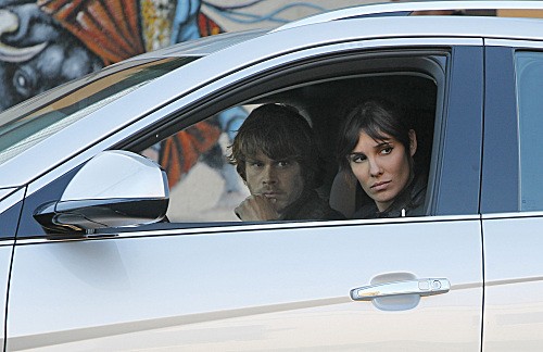 Deeks et Kensi sous surveillance dans leur voiture