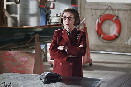 Hetty (Linda Hunt) écoute et regarde ce qu'elle voit sur l'écran au hangar à bâteau