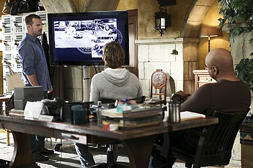 Sam, Callen et Deeks regardent la vidéo pour l'enquête