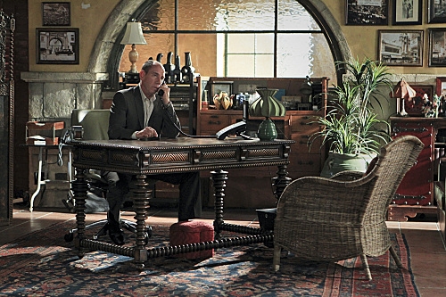 Le sous directeur Granger (Miguel Ferrer) assis au beau vacant de Hetty, téléphone