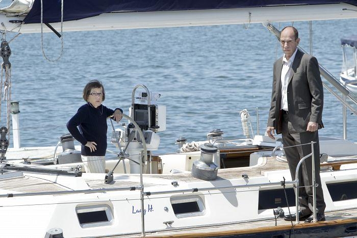Hetty Lang sur son bateau accosté à la marina avec Owen Granger