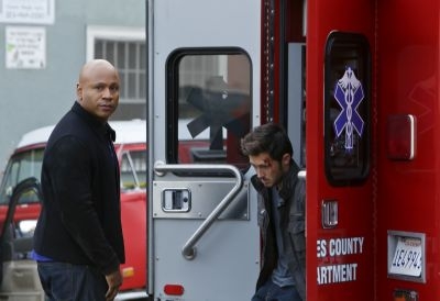 L'agent Hanna (LL Cool J) avec l'homme dans le camion pompier