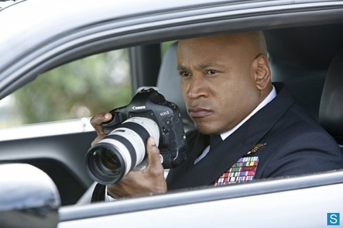 L'agent Hanna prend des photos depuis sa voiture