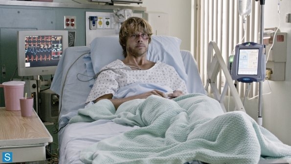 Deeks joué par Eric Christian Olsen sur un lit hôpital 