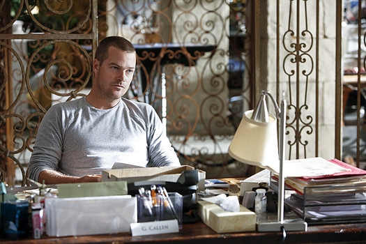 L'agent Callen (Chris O'Donnell) assis à son bureau