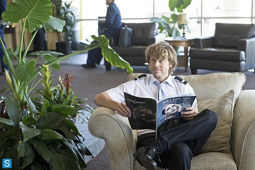 Deeks (Eric Christian Olsen) surveille tout en lisant une revue