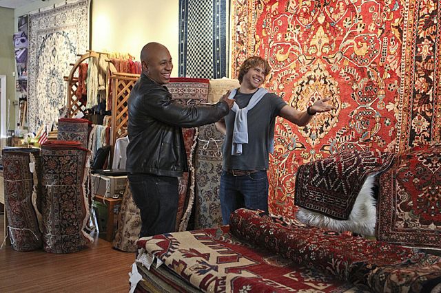 Deeks se fait passer pour un acheteur de tapis avec Sam