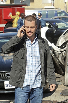 L'agent Callen (Chris O'Donnell) au téléphone