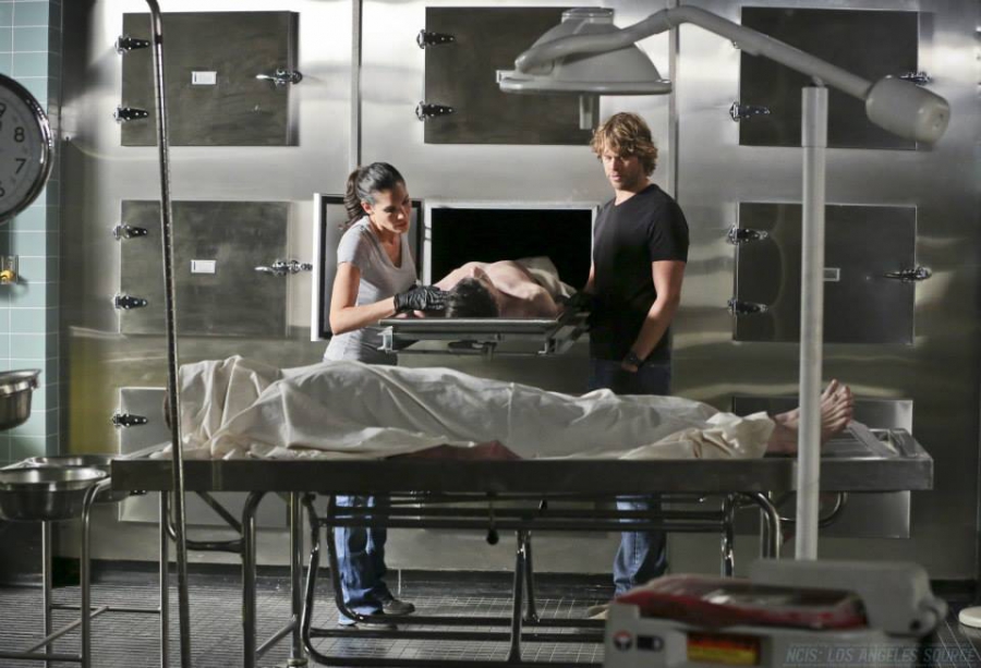 L'agent Blye et le lieutenant Deeks observent le mort à la morgue