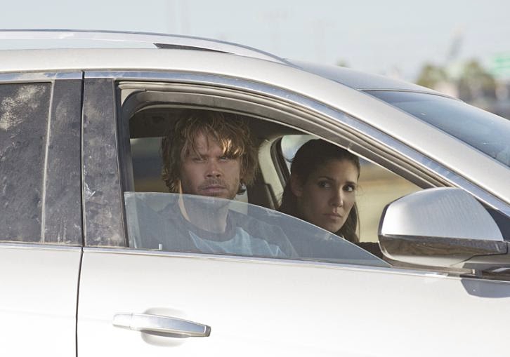 Deeks et Kensi surveillent depuis leur voiture