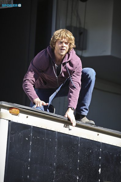 Deeks (Eric Christian Olsen) va sauter d'un balcon