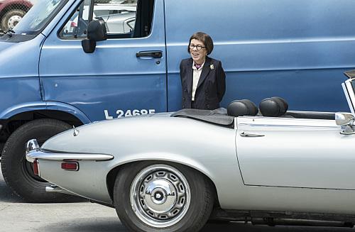 Hetty Lange, jouée par Linda Hunt à côté de sa voiture