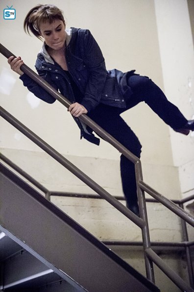 Nell Jones (Renée Felice Smith) saute d'un escalier