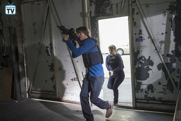 Deeks et Sam entrent armés dans un entrepôt 