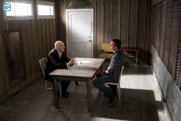 Garrison et Callen discutent au hangar à bâteau
