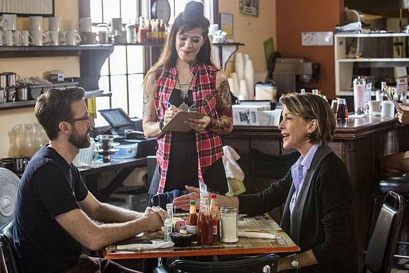 Sebastian (Rob Kerkovich) prend un café avec sa mère