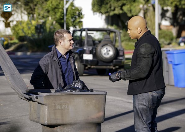 Sam et Callen fouillent une poubelle
